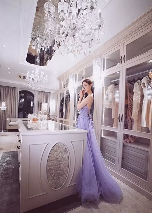 Tủ đồ của Huyền Baby đầy ắp hàng hiệu.