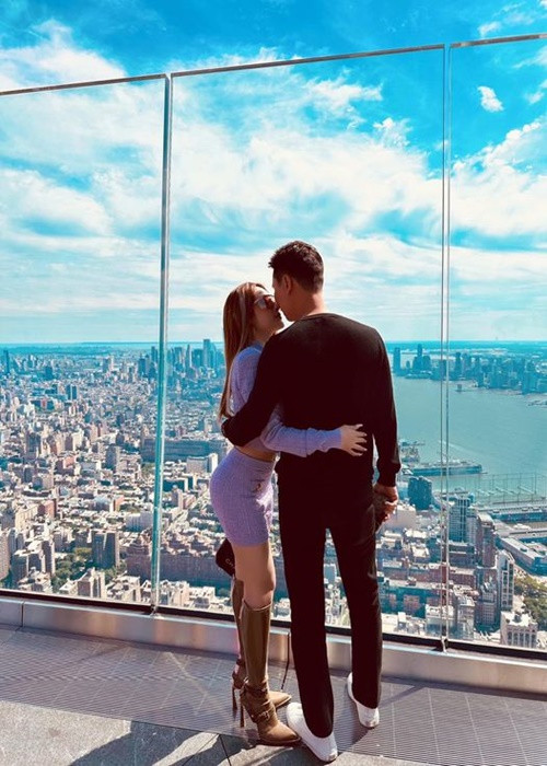 Gần đây, chồng Huyền Baby dựng ảnh vợ dọc tuyến đường trung tâm quận 1 (TPHCM) để quảng cáo cho vợ trước khi chương trình Chị đẹp đạp gió rẽ sóng lên sóng.