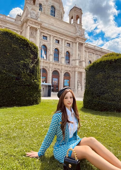 Trong các chuyến du lịch, Huyền Baby diện toàn hàng hiệu.