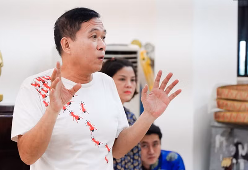 NSƯT Đỗ Kỷ dàn dựng một số vở kịch tiêu biểu của Nhà hát Kịch Việt Nam như: Hoa cúc xanh trên đầm lầy (1999), Đi tìm điều không mất (2003), Chuyện vặt người lính (2005), Linh hồn đông lạnh (2008), Thiên mệnh (2021). Ảnh: Vietnamnet.