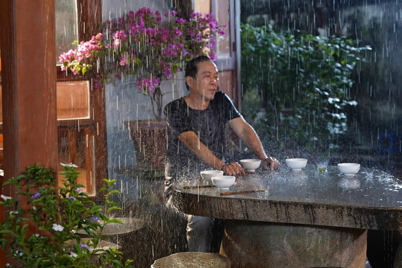 Sau khi nghỉ hưu, nghệ sĩ Đỗ Kỷ đóng nhiều phim. Ông chia sẻ trên VOV: “Ở tầm tuổi tôi, không có gì khắt khe với việc chọn kịch bản phim cả. Tôi về hưu rồi, đi làm còn là niềm đam mê, niềm vui. Giai đoạn “kén cá chọn canh”, lựa chọn kịch bản không còn, cơ hội đối với mình không còn nhiều. Ngoài ra, đó còn là vấn đề tuổi tác, bởi đến lúc chọn được kịch bản hay thì sức khỏe mình lại không tốt thì sao?”. Ảnh: FBNV.