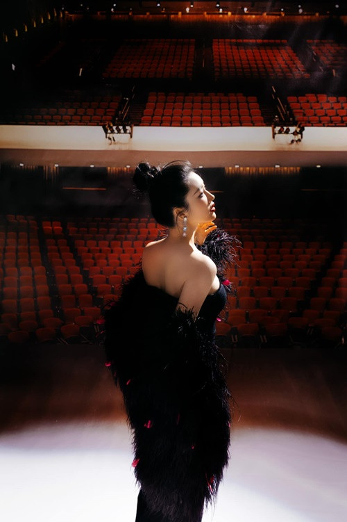 Thúy Ngân lúc gợi cảm, sang trọng khi lại trẻ trung, cá tính.