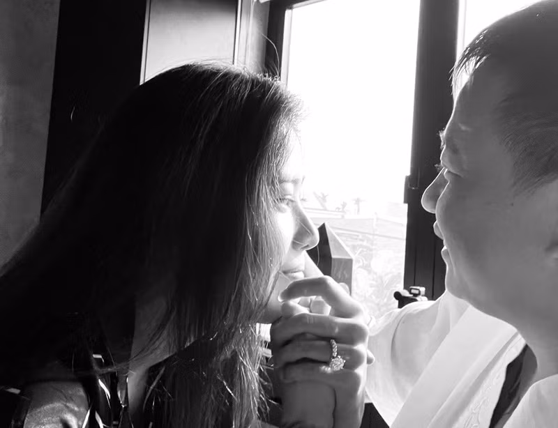 "Cố lên em nha, anh sẽ luôn bảo vệ em. Quá khứ anh là giấy nháp để hiện tại và tương lai là vở sạch chữ đẹp cùng em viết những câu chuyện ý nghĩa", bạn trai Nam Em viết trên trang cá nhân. Ảnh: FBNV.