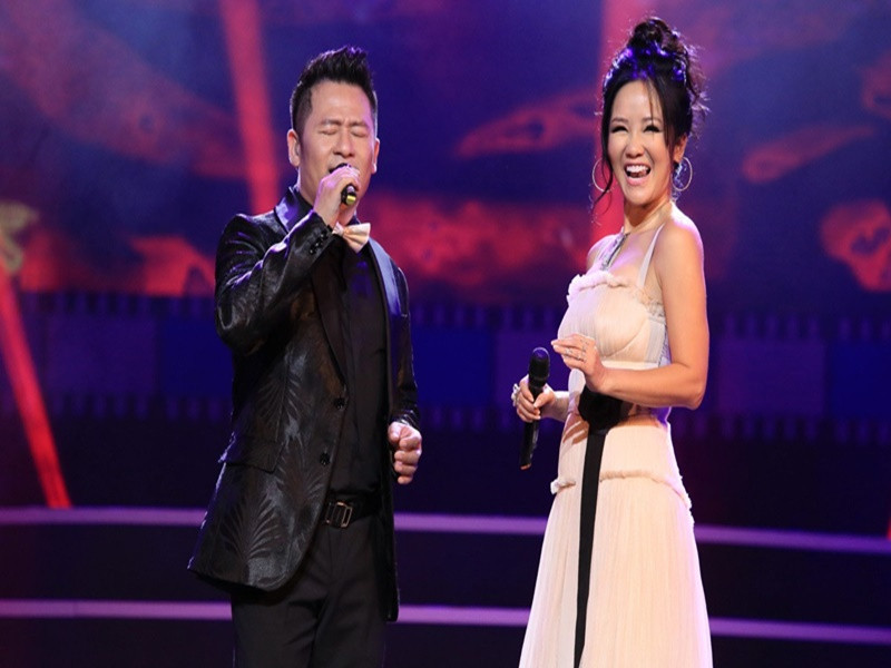 Hồng Nhung còn trêu đùa rằng Bằng Kiều là siêu cướp bài hit, cứ ca sĩ nào có bài hit mà cho Bằng Kiều hát lại, y như rằng khán giả nghe Bằng Kiều hát nhiều hơn. Ảnh: Tiền Phong.