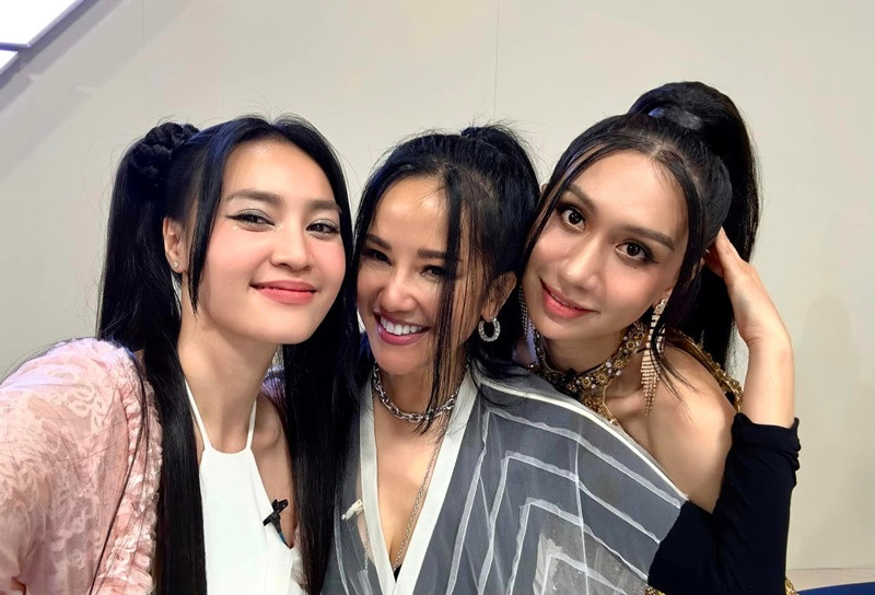 Về phát ngôn liên quan đến việc bị chấm điểm, Hồng Nhung giải thích: “Khi chuyện trò với bạn bè, đồng nghiệp thân thiết, tôi vô tư trêu đùa. Tuy nhiên, nhiều người hiểu là đang nói thật, thành ra chảnh chọe". "Cô Bống" nói thêm: "Tôi có ý đùa cho vui và cũng thể hiện các ca sĩ đã thành danh lâu năm sẵn sàng có mặt trong show truyền hình kiểu có thi đấu, chứ làm sao có chuyện nói dối là chỉ đi thi hát có mỗi một lần trước đó lúc 15 tuổi. Nhưng thôi đành, đã lên truyền hình thì có người hiểu các ý khác nhau âu cũng là chuyện thường tình. Ta cứ chân thành, hết lòng với tiết mục của mình và đồng đội. Thỉnh thoảng vẫn có thể hài hước tí cũng làm không khí vui hơn". Ảnh: FBNV.