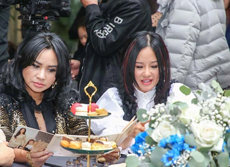 Theo Dân Việt, năm 2020, trong buổi họp báo ra mắt CD Tuổi thơ tôi, Hồng Nhung tiết lộ cô từng gặp bác sĩ Hùng trước cả Thanh Lam. “Khi nghe tin Lam yêu người đó tôi vừa bất ngờ nhưng cũng mừng cho bạn. Bây giờ thi thoảng tôi vẫn trêu Lam: ''May cho mày quá, tao mà cua ông ý trước thì mày nghỉ". Lam cũng cười rồi bảo: ''Thôi tôi lạy bà''”, Hồng Nhung kể. Ảnh: Dân Việt.