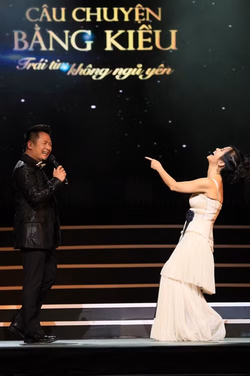 Theo Tiền Phong năm 2018, trong liveshow Câu chuyện Bằng Kiều - Trái tim không ngủ yên, Bằng Kiều cho biết anh vừa hát hai bản hit đầu tiên của anh. Hồng Nhung "cướp" lời luôn "Ơ hay, thế đấy chẳng phải là hai bài hit của Hồng Nhung đó sao?". Bằng Kiều lúng túng rồi chống chế rằng là người nhà, họ hàng nên ai hát cũng được và bản hit của ai cũng được. Ảnh: Tiền Phong.