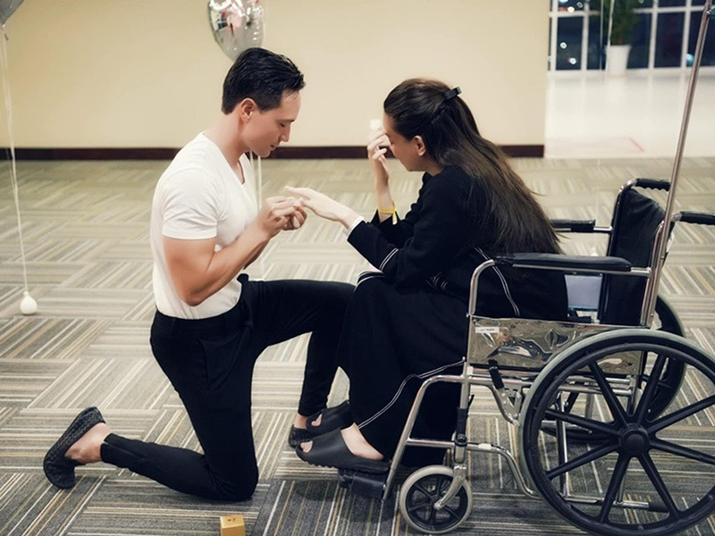 2 ngày sau khi Hồ Ngọc Hà sinh con, Kim Lý quyết định cầu hôn vợ ngay trong bệnh viện. Trong khoảnh khắc được cầu hôn, Hà Hồ rất xúc động. Sau màn cầu hôn, nữ ca sĩ chia sẻ lý do vì sao yêu và kết hôn với Kim Lý.