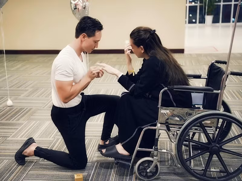 2 ngày sau khi Hồ Ngọc Hà sinh con, Kim Lý quyết định cầu hôn vợ ngay trong bệnh viện. Trong khoảnh khắc được cầu hôn, Hà Hồ rất xúc động. Sau màn cầu hôn, nữ ca sĩ chia sẻ lý do vì sao yêu và kết hôn với Kim Lý.