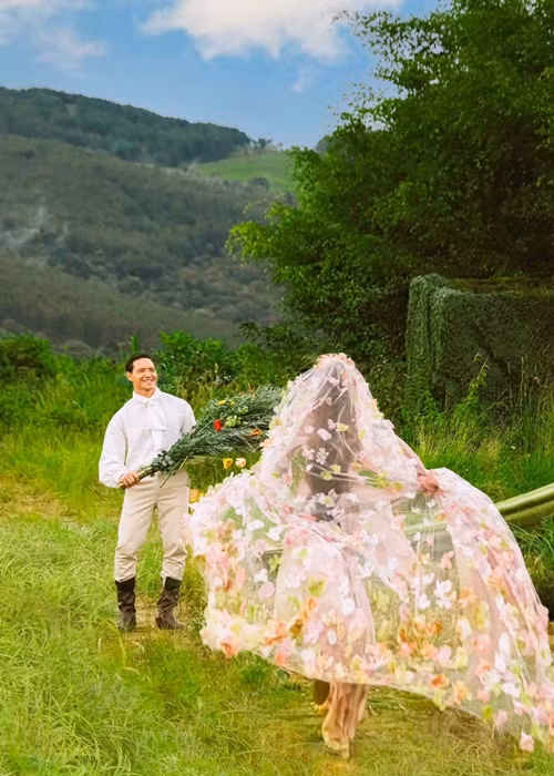 Mới đây, Kim Lý gửi lời cảm ơn đến Hà Hồ vì đã xuất hiện trong cuộc đời của anh. Đám cưới của Hồ Ngọc Hà và Kim Lý dự kiến diễn ra vào tháng 1/2024.