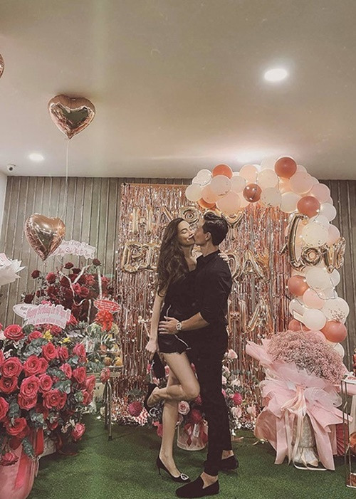 "Em yêu anh, đó là điều em thú nhận với thế giới, vì nhìn anh đẹp trai thiệt (em không phải đứa mê trai, nhìn quá khứ biết liền). Thế nên khi giận nhau, hay cãi vã chỉ cần nhìn anh ngồi trầm ngâm, mắt đỏ vì tức hay khóc em không biết em vẫn thấy đẹp trai nên cơn điên em bớt lại. Em yêu anh, em tiếp tục thú nhận với mọi người. Vì anh thật sự làm em an lòng. Điều mà trước giờ em ít khi có về một mối quan hệ nào đó. Em không cần phải cấm đoán, dò hỏi hay phiền lòng vì anh ý thức được đã bước vào một mối quan hệ nghiêm túc đối phương cần làm gì và không nên làm gì”, cô viết.