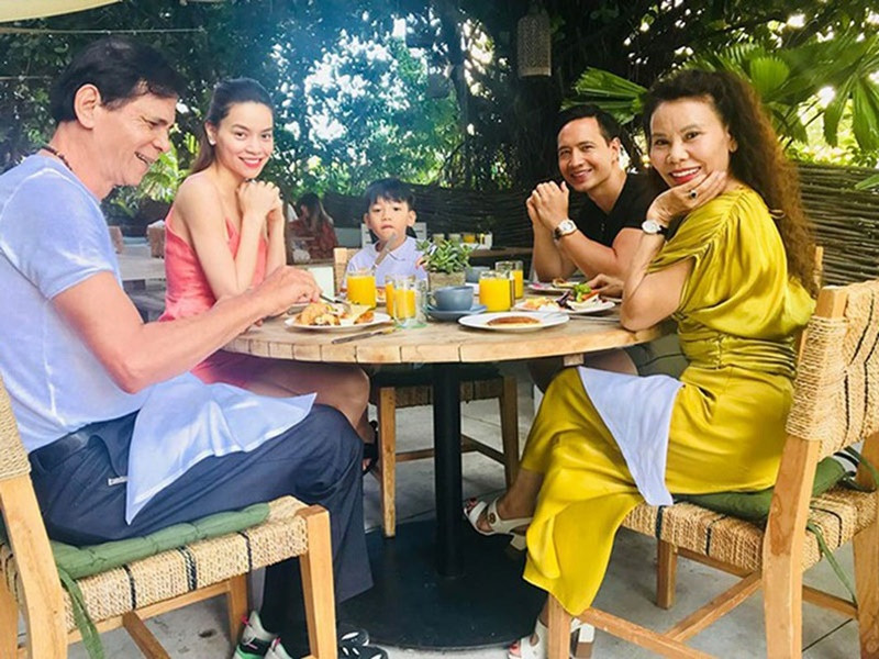 Kim Lý hết mực quan tâm bé Subeo - con trai của Hà Hồ và chồng cũ Cường Đô la. Ngoài bé Subeo, anh còn rất thân thiết với các thành viên khác trong gia đình của Hồ Ngọc Hà. Khi cả nhà Hà Hồ cùng nhau đi làm nail, Kim Lý xách túi nước ép trái cây mang đến cho từng thành viên gia đình nữ ca sĩ.