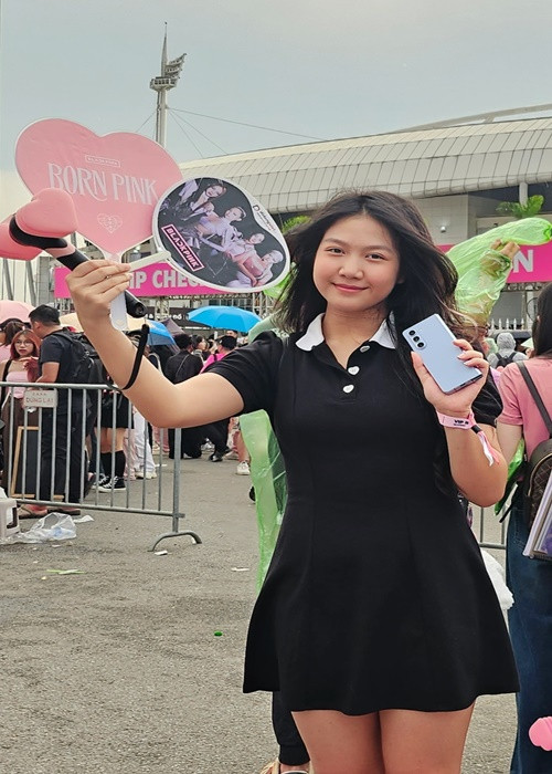 Con gái Mạnh Trường năm nay 14 tuổi, tên Chíp. Càng lớn, cô nhóc càng xinh xắn.