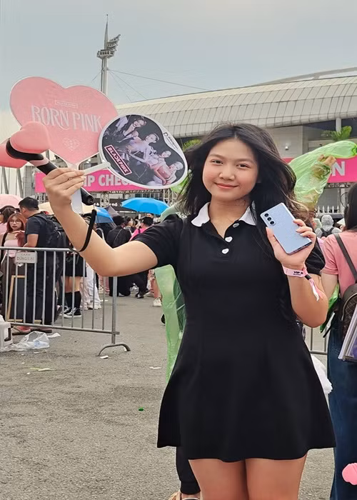 Con gái Mạnh Trường năm nay 14 tuổi, tên Chíp. Càng lớn, cô nhóc càng xinh xắn.