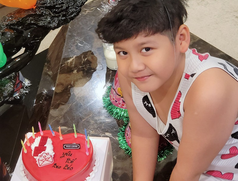 Con trai thứ hai của Mạnh Trường sinh năm 2014, tên Bon. Cậu nhóc kháu khỉnh, ngoan ngoãn.