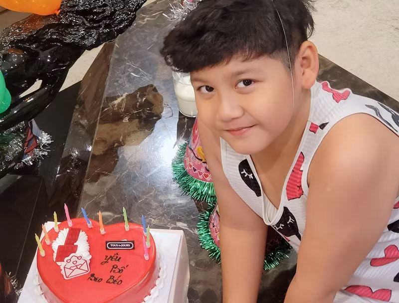 Con trai thứ hai của Mạnh Trường sinh năm 2014, tên Bon. Cậu nhóc kháu khỉnh, ngoan ngoãn.