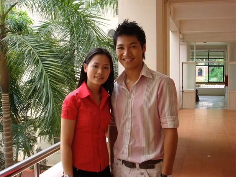 Khi học năm 2 trường đại học Sân khấu Điện ảnh Hà Nội, Mạnh Trường tham gia phim video Mùa thu không cô đơn và giành giải Nam diễn viên phụ xuất sắc tại Liên hoan phim Việt Nam năm 2007. Anh vào vai nam chính trong phim Những cánh hoa bay năm 2008.