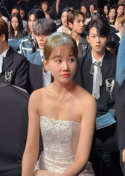 Bà xã Trấn Thành chạm mặt nhiều nghệ sĩ Hàn Quốc nổi tiếng.