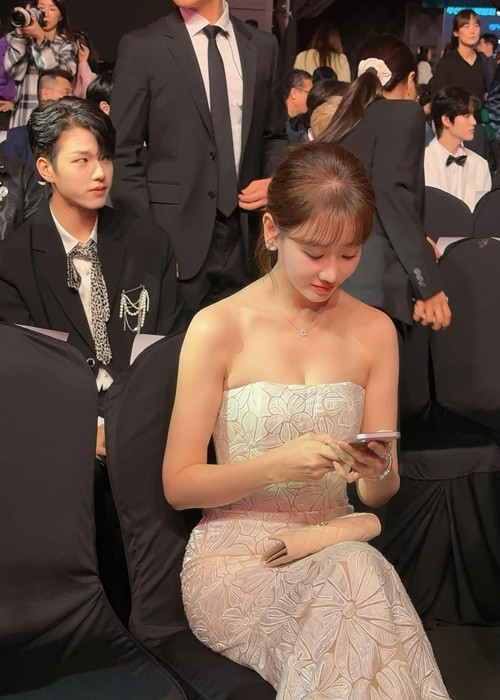 "Thấy tận mắt nhiều nghệ sĩ Hàn Quốc. Cảm giác thật sự lạ", nữ ca sĩ mang hai dòng máu Hàn - Việt chia sẻ.