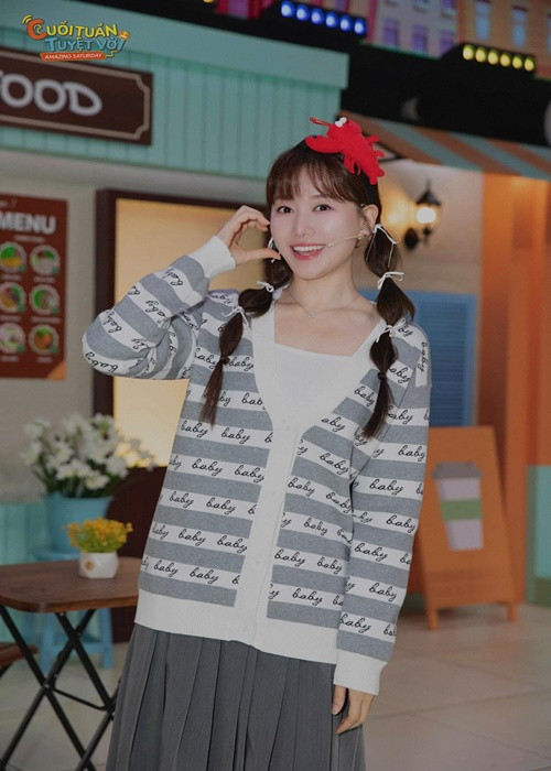 Nhiều năm qua, ca sĩ Hari Won hoạt động nghệ thuật ở Việt Nam. Ngoài ca hát, cô đóng phim, làm MC.