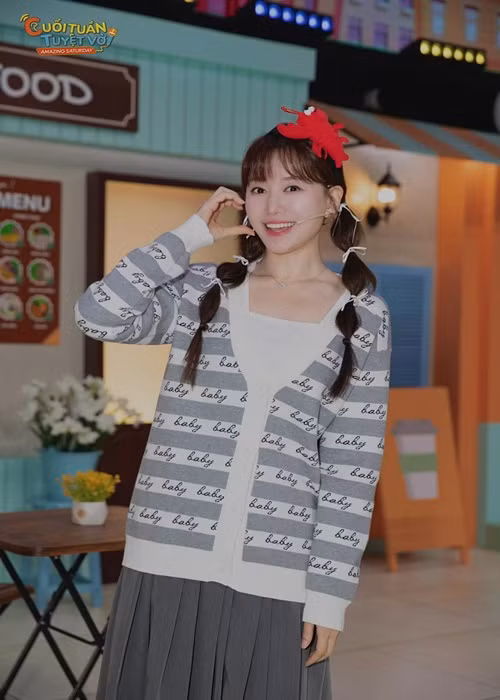 Nhiều năm qua, ca sĩ Hari Won hoạt động nghệ thuật ở Việt Nam. Ngoài ca hát, cô đóng phim, làm MC.