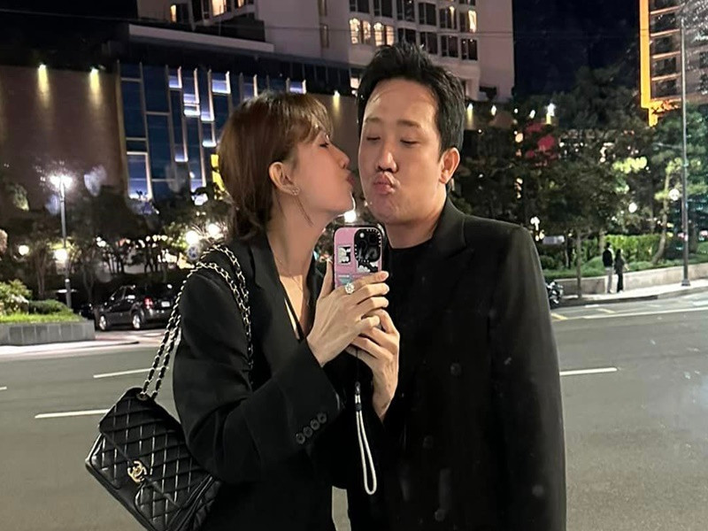 Trước thông tin Hari Won đoạt giải ở Hàn Quốc, Trấn Thành gửi lời chúc mừng. "Chúc mừng vợ yêu! Hôm nay vợ nhìn cũng ngon lành lắm nha! Không thua kém cô nào hết nha!", nam MC chia sẻ.