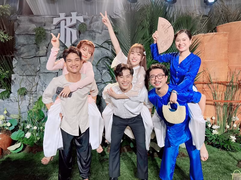 Mạc Văn Khoa đăng tải hình ảnh vợ chồng anh bên vợ chồng Hứa Minh Đạt và vợ chồng Puka. Anh chú thích: "Ăn cưới miền Tây! Khi cô dâu chú rể chụp hình với hội đã có gia đình". Ảnh: FBNV.