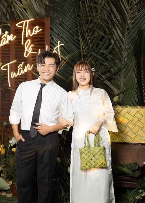 Tối ngày 15/11, vợ chồng Gin Tuấn Kiệt tổ chức tiệc mừng. Ảnh: FBNV.