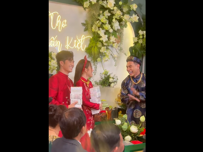 Lê Dương Bảo Lâm khoe quà tặng cho vợ chồng Puka. Ảnh chụp màn hình.