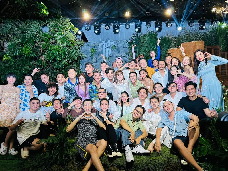 Sao Việt diện trang phục áo dài, áo bà ba, đồ ngủ... Ảnh: FBNV.