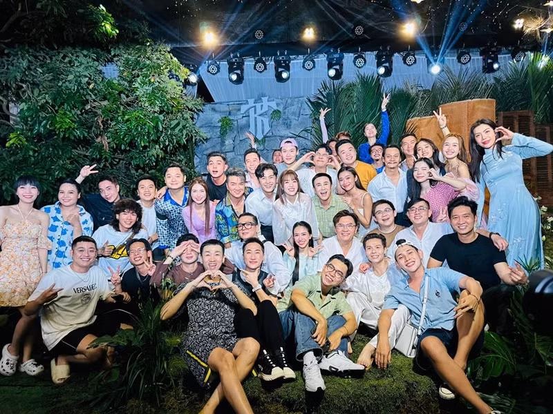 Sao Việt diện trang phục áo dài, áo bà ba, đồ ngủ... Ảnh: FBNV.