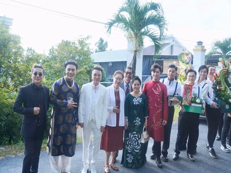 Đoàn nhà trai còn có Đàm Vĩnh Hưng, Vũ Hà. Ảnh: FBNV.