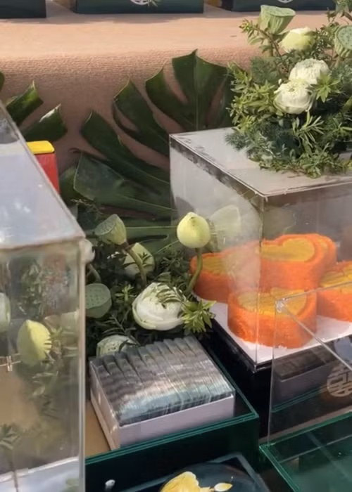 10 xấp tiền mặt trong lễ rước dâu. Ảnh: Phụ Nữ Số.