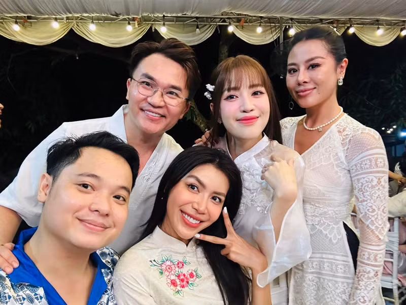 Đại Nghĩa, Nam Thư, Minh Tú diện trang phục trắng trong tiệc tối. Ảnh: FBNV.