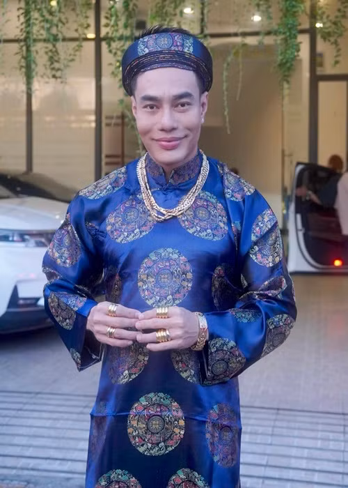 Lê Dương Bảo Lâm dẫn đầu đoàn nhà trai. Anh diện áo dài, đeo đầy trang sức mạ vàng mua tại chợ. Ảnh: FBNV.