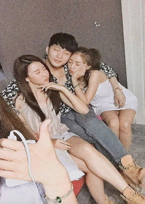 Năm 2016, B Trần và tình cũ lộ ảnh khoác vai thân thiết, đi giày đôi. Giữa tin đồn tái hợp, B Trần phủ nhận. Nam diễn viên chia sẻ trên Dân Việt, anh làm khách mời cho 5S Online nên trò chuyện và chụp ảnh vui cùng Quỳnh Anh Shyn. Ảnh: Dân Việt.