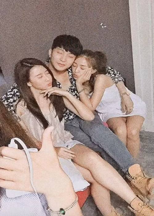 Năm 2016, B Trần và tình cũ lộ ảnh khoác vai thân thiết, đi giày đôi. Giữa tin đồn tái hợp, B Trần phủ nhận. Nam diễn viên chia sẻ trên Dân Việt, anh làm khách mời cho 5S Online nên trò chuyện và chụp ảnh vui cùng Quỳnh Anh Shyn. Ảnh: Dân Việt.