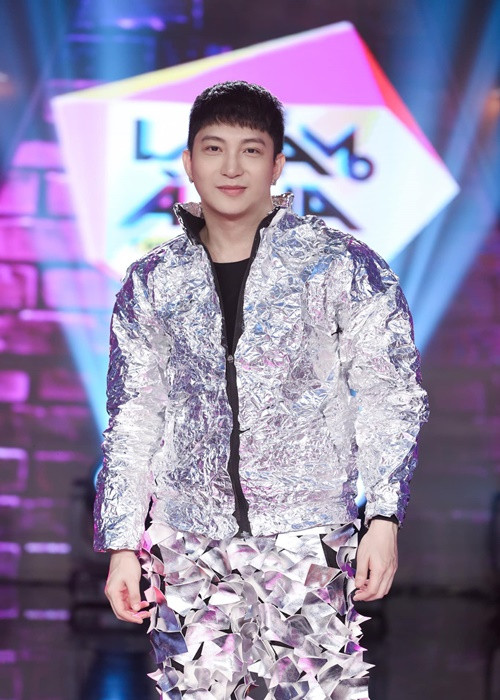 B Trần tiết lộ, sau biến cố chia tay, việc có thể trở thành bạn bè, trò chuyện vui vẻ với Quỳnh Anh Shyn khiến anh thực sự vui. Ảnh: FBNV.