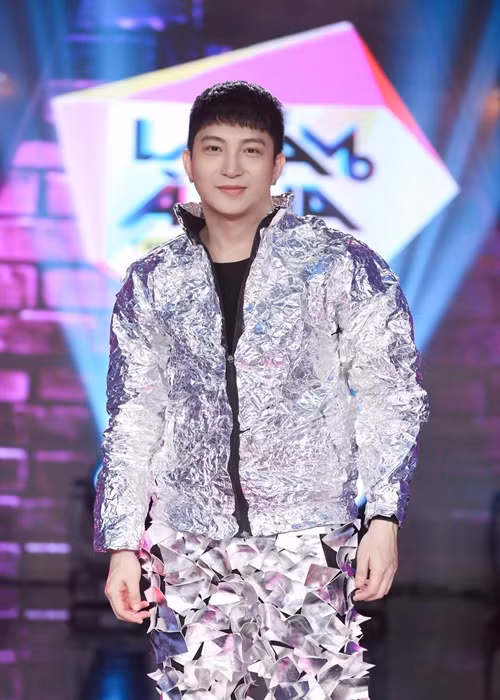 B Trần tiết lộ, sau biến cố chia tay, việc có thể trở thành bạn bè, trò chuyện vui vẻ với Quỳnh Anh Shyn khiến anh thực sự vui. Ảnh: FBNV.