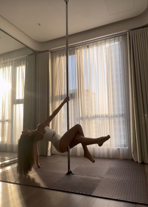 Nàng hậu giữ dáng với bộ môn múa cột.