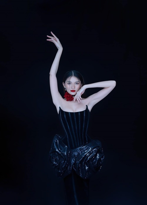 "Mình bánh bèo, tay yếu, lưng gù, vai xuôi và hướng nội. Múa cột tăng lực tay, cải thiện dáng đứng, vai mở, lưng thẳng, cơ bụng săn chắc, giúp khỏe khoắn, yêu đời, tăng sự tự tin vì mỗi khi lên cột cơ thể của chúng ta sẽ trở nên xinh đẹp, uyển chuyển, hướng nội thì vẫn hướng nội nhưng trông có vẻ cool ngầu hơn", Thùy Dung chia sẻ về việc múa cột.