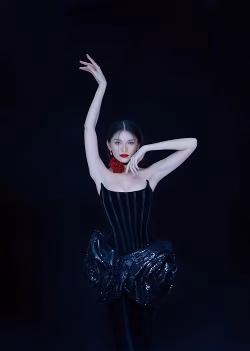 "Mình bánh bèo, tay yếu, lưng gù, vai xuôi và hướng nội. Múa cột tăng lực tay, cải thiện dáng đứng, vai mở, lưng thẳng, cơ bụng săn chắc, giúp khỏe khoắn, yêu đời, tăng sự tự tin vì mỗi khi lên cột cơ thể của chúng ta sẽ trở nên xinh đẹp, uyển chuyển, hướng nội thì vẫn hướng nội nhưng trông có vẻ cool ngầu hơn", Thùy Dung chia sẻ về việc múa cột.