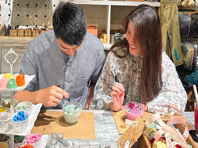 Thùy Dung cùng chồng học làm nến thơm.