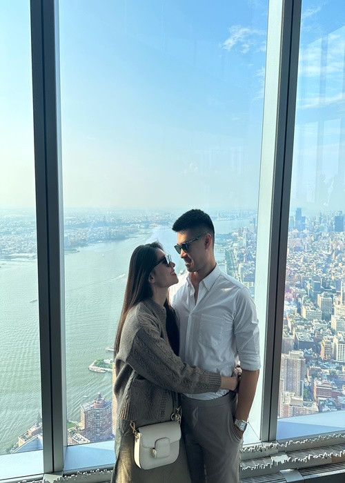 Cặp đôi tình tứ khi đi du lịch.