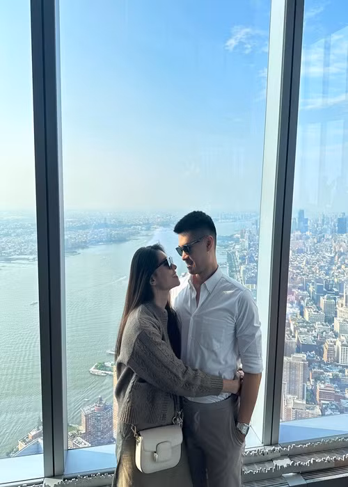 Cặp đôi tình tứ khi đi du lịch.