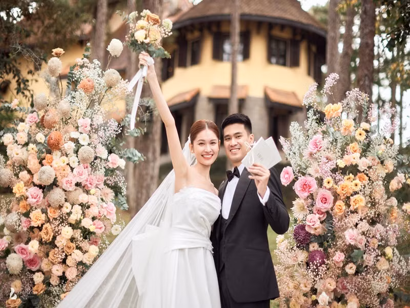 Tháng 12/2022, Á hậu Thùy Dung lên xe hoa. Vợ chồng người đẹp có 4 năm hẹn hò trước khi cưới.