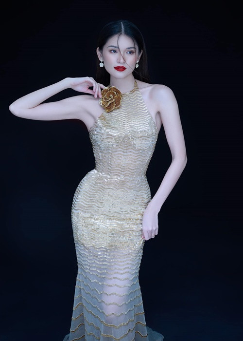 Vóc dáng của Thùy Dung ngày càng gợi cảm, săn chắc.