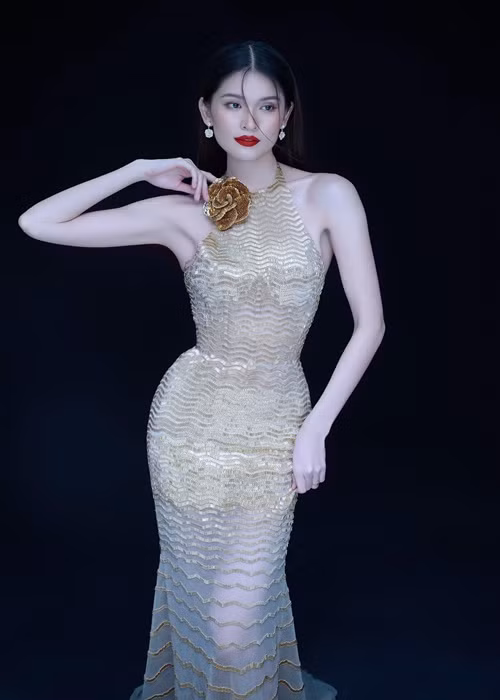 Vóc dáng của Thùy Dung ngày càng gợi cảm, săn chắc.