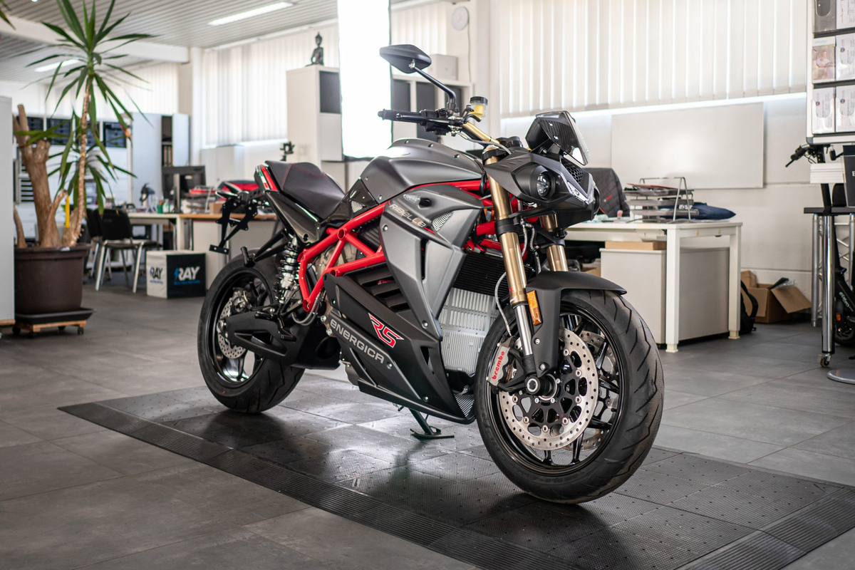 6. Energica Eva Ribelle RS (phạm vi hoạt động 257 km/sạc).