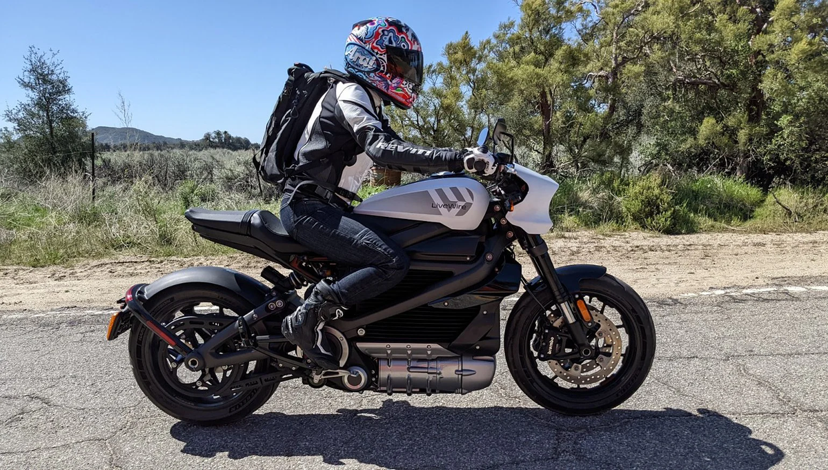 10. Harley-Davidson LiveWire One (phạm vi hoạt động 152 km/sạc).